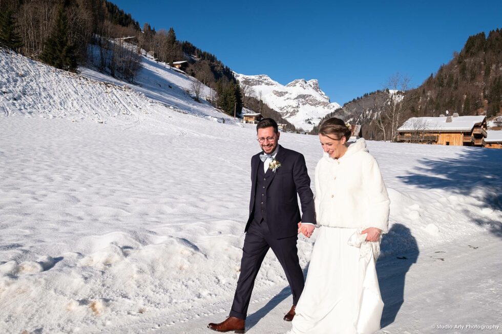 Mariage dans la neige en hiver : ballade dans la neige pour les mariés