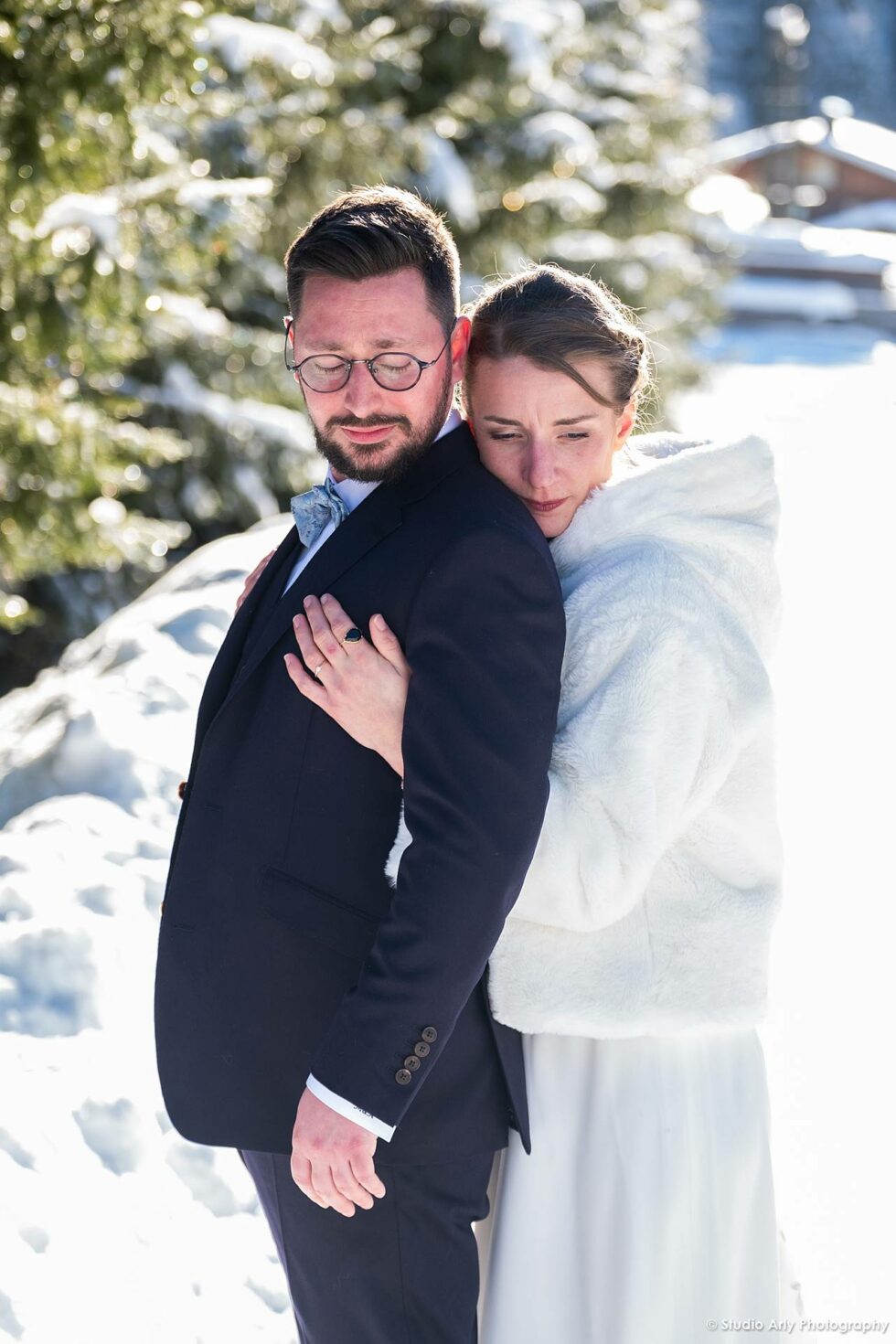 Mariage en hiver à la Giettaz : shooting photo des mariés dans la neige
