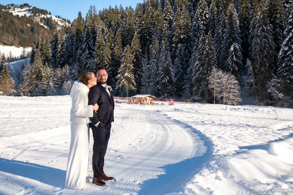 Mariage en hiver à la Giettaz : les mariés se rapprochent pour contrer le froid