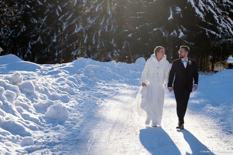 Mariage en hiver à la Giettaz : photo des mariés en train de marcher sur la neige