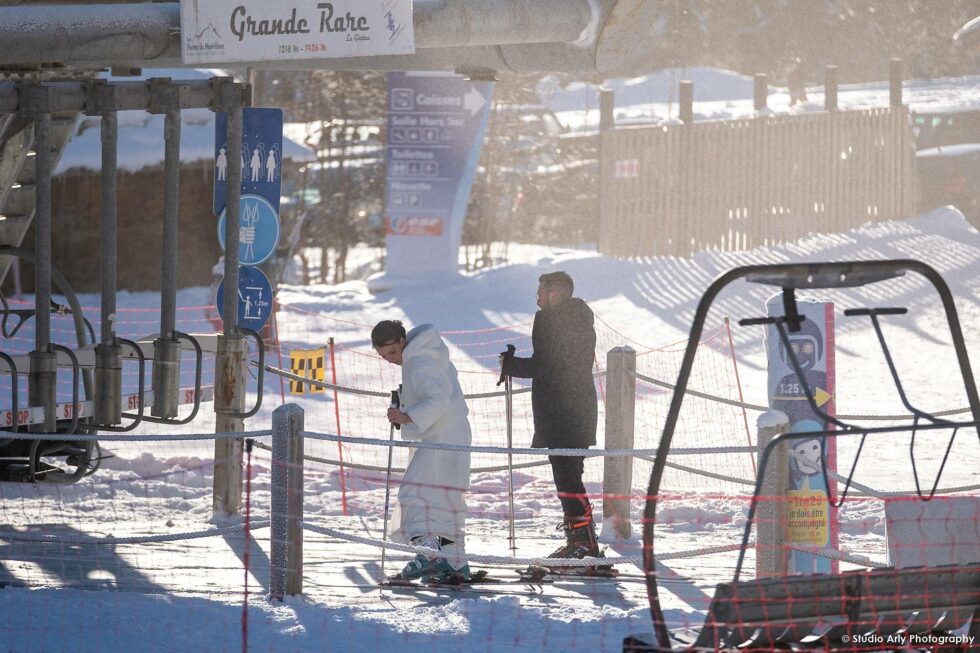 Mariage dans une station de ski des Alpes : les mariés montent dans le télésiège à la Giettaz