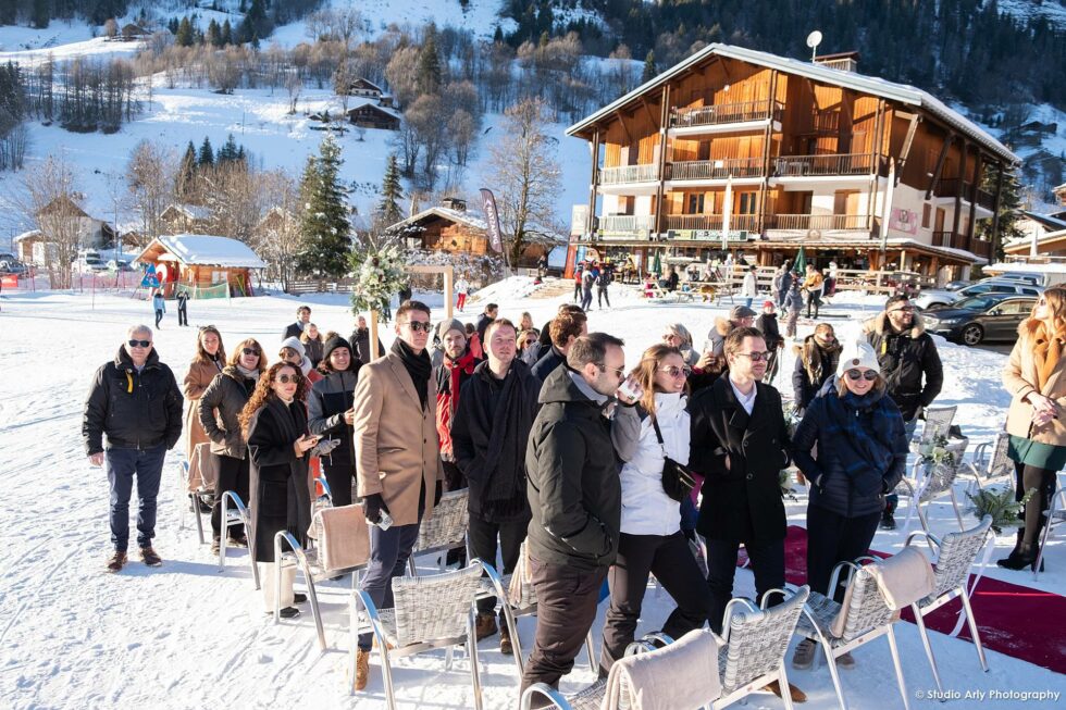Cérémonie laïque de mariage en Savoie dans la neige : les invités patientent sur le front de neige