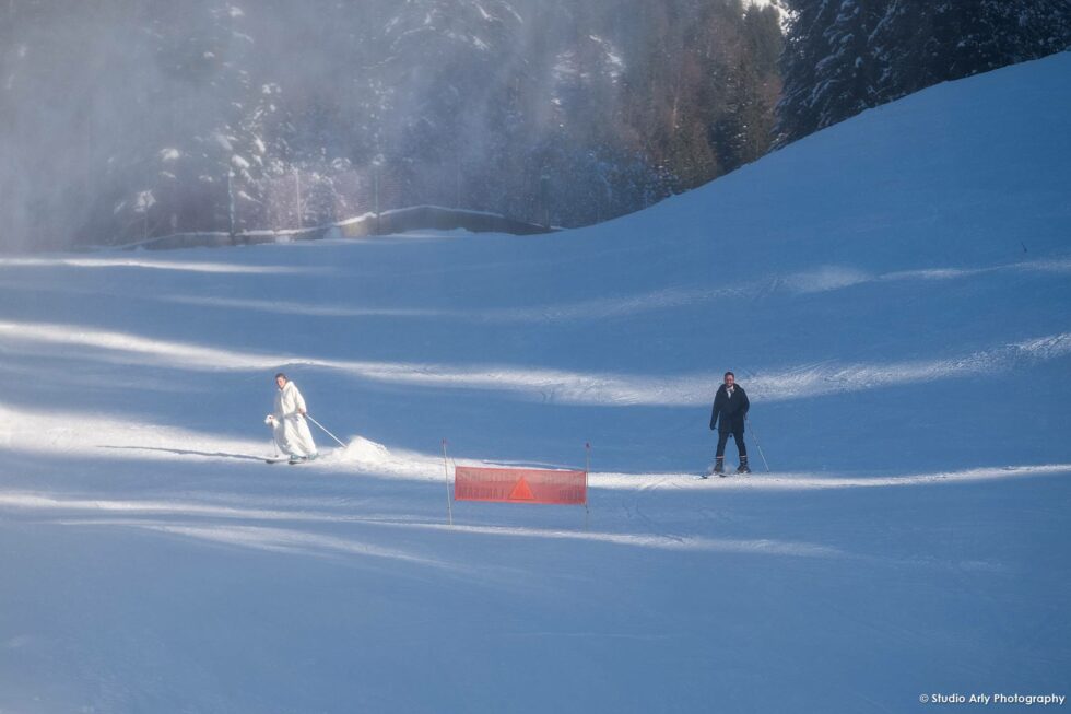 Mariage dans la neige en Savoie : les mariés dévalent la piste de ski