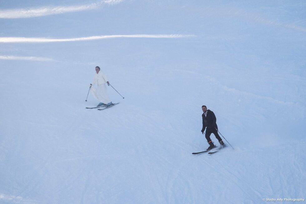 Mariage dans la neige en Savoie : les mariés sur la piste de ski à la Giettaz