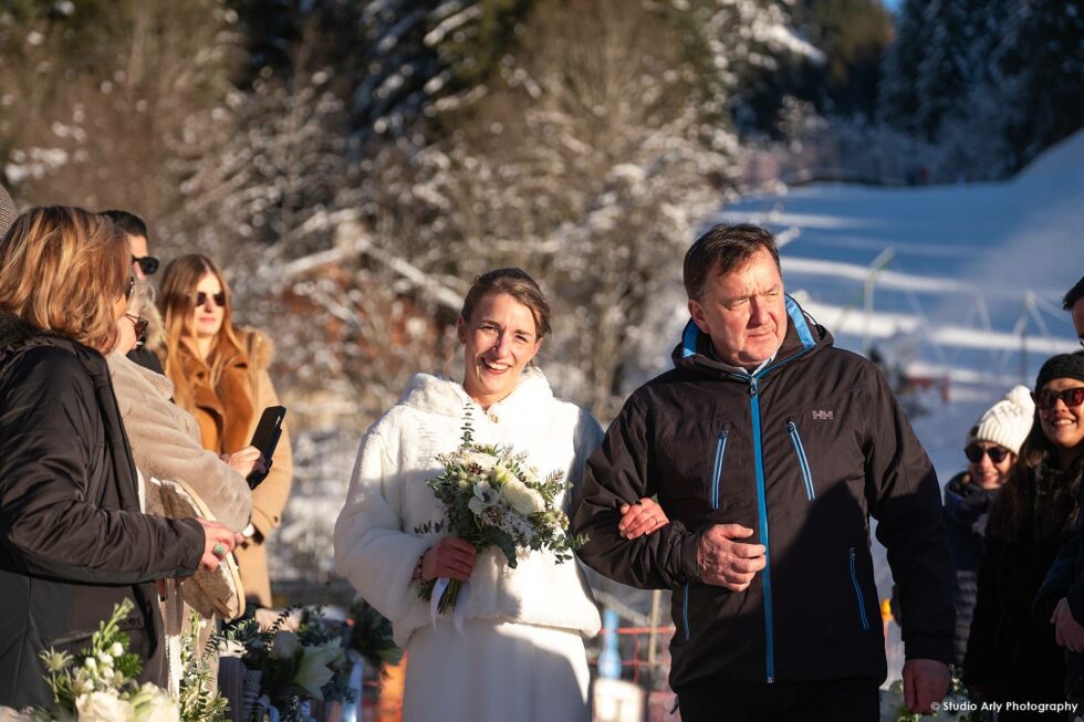 Cérémonie laïque en hiver à la Giettaz : la papa de la mariée accompagne sa fille