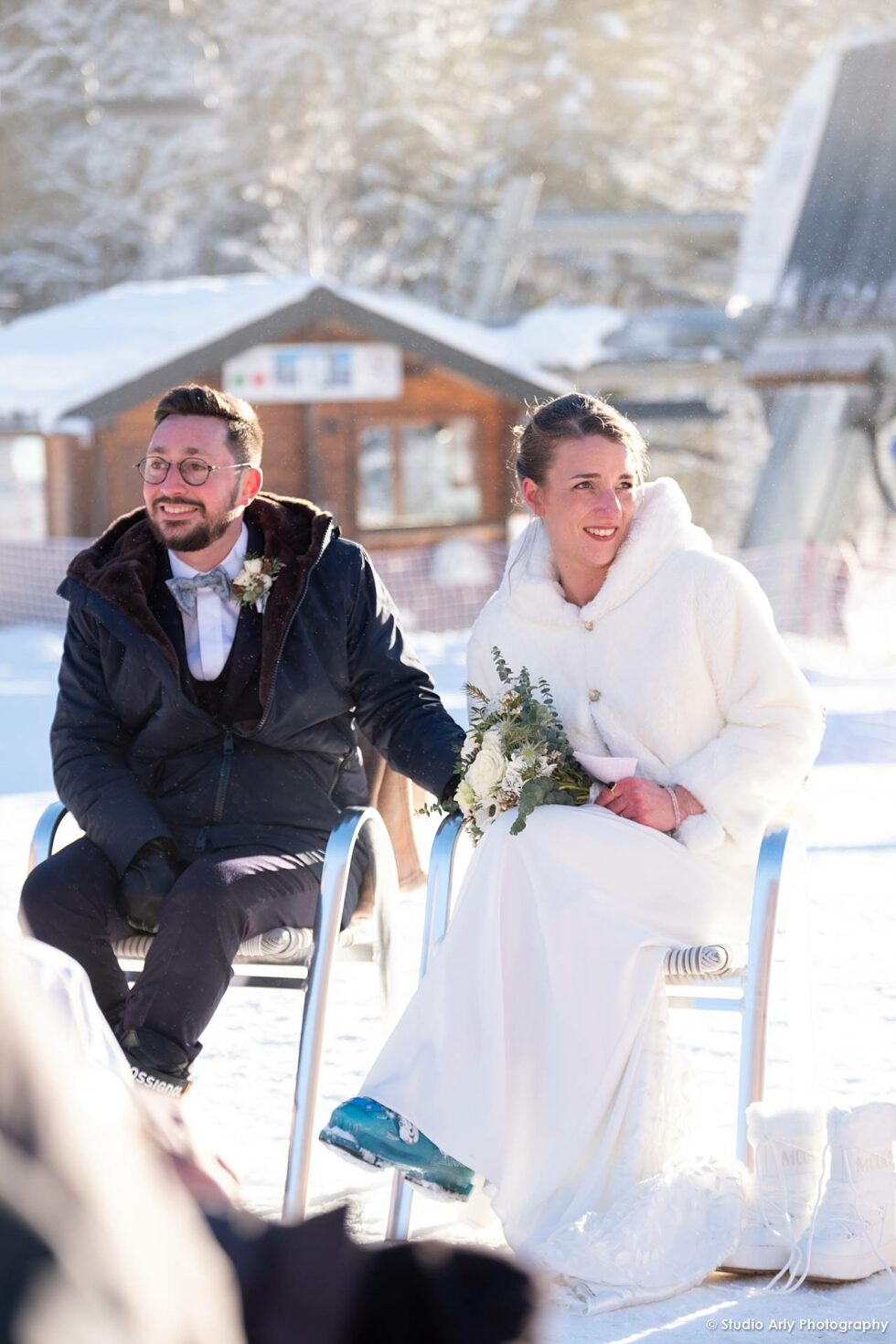 Cérémonie laïque dans la neige à la montagne : les mariés dans une douce lumière d'hiver