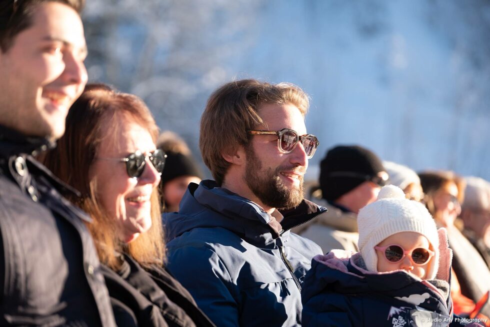 Cérémonie laïque dans la neige à la montagne : les invités dans la douce lumière hivernale