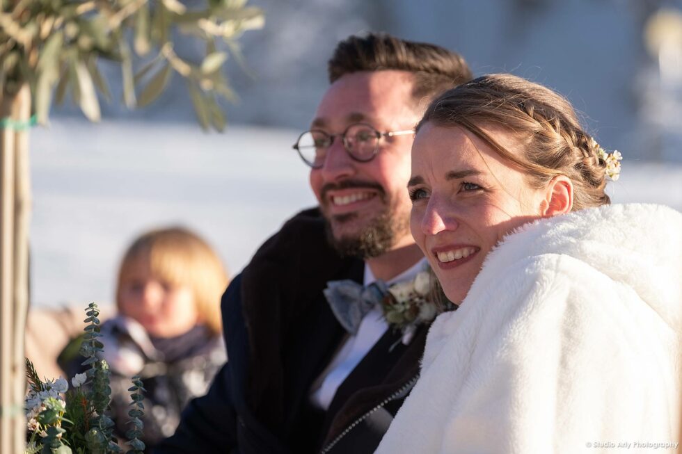Cérémonie laïque en hiver à la Giettaz : portrait serré des mariés