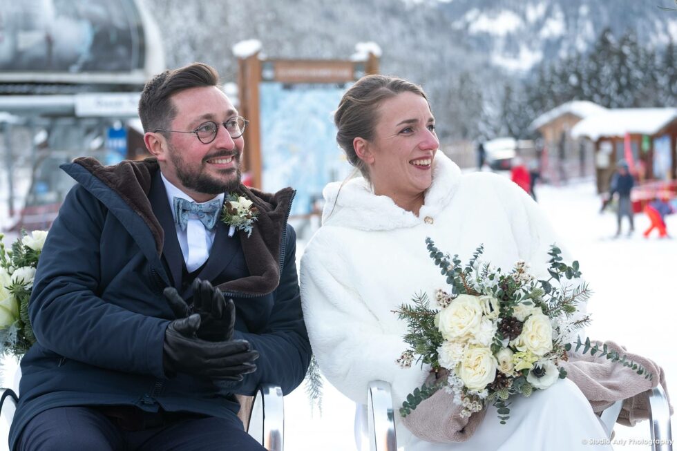 Cérémonie laïque en hiver à la Giettaz : portrait des mariés dans les Alpes