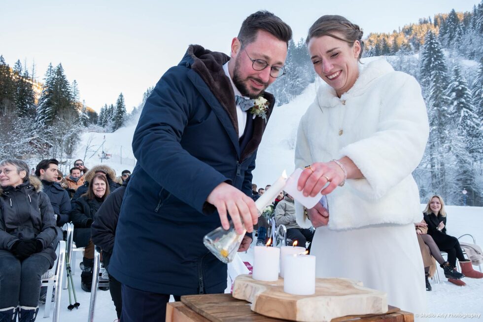 Cérémonie laïque dans la neige à la montagne : rituel du sable dans les Alpes