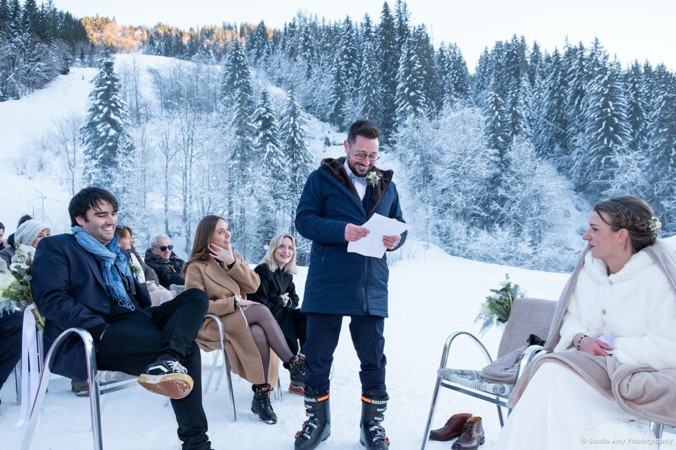 Cérémonie laïque en hiver à la Giettaz : discours du mariés sur le front de neige