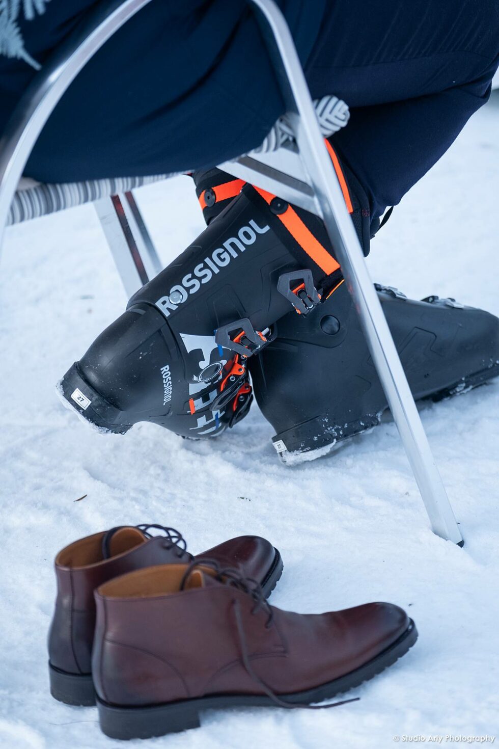 Cérémonie laïque dans la neige à la montagne : chaussures de ski aux pieds