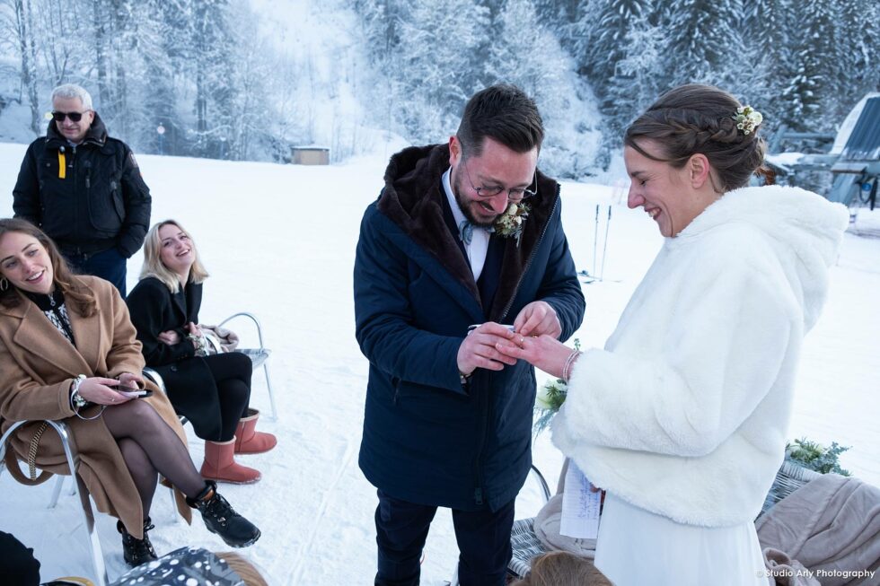 Cérémonie laïque en hiver à la Giettaz : échange des alliances sur la neige