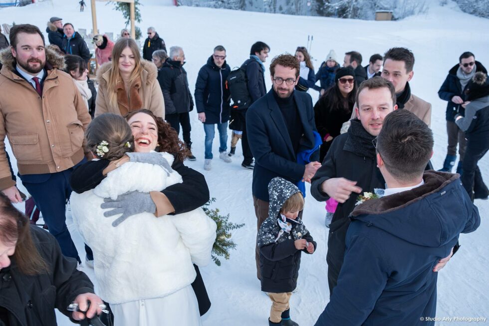 Cérémonie laïque en hiver à la Giettaz : les invités félicitent les mariés sur la piste de ski
