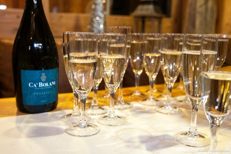 mariage à la montagne en hiver : vin d'honneur au restaurant la Datcha