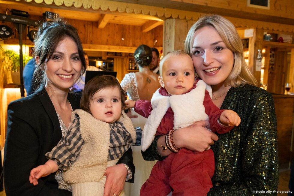 mariage à la montagne en hiver : portrait des invités en mode reportage dans le restaurant la Datcha