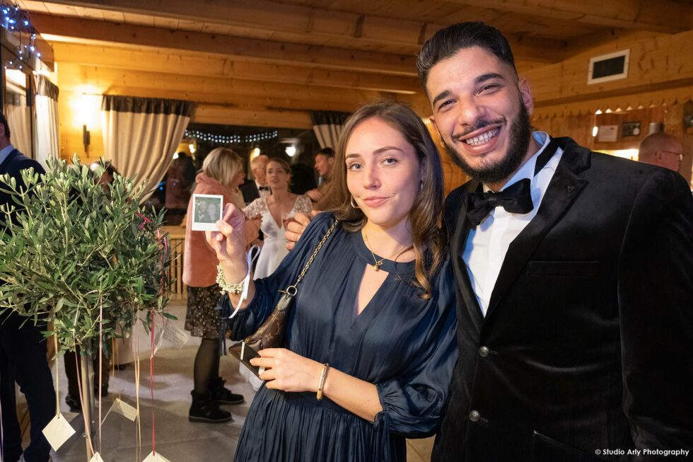 fête de mariage dans un chalet de montagne : shooting Polaroïd pour les invités