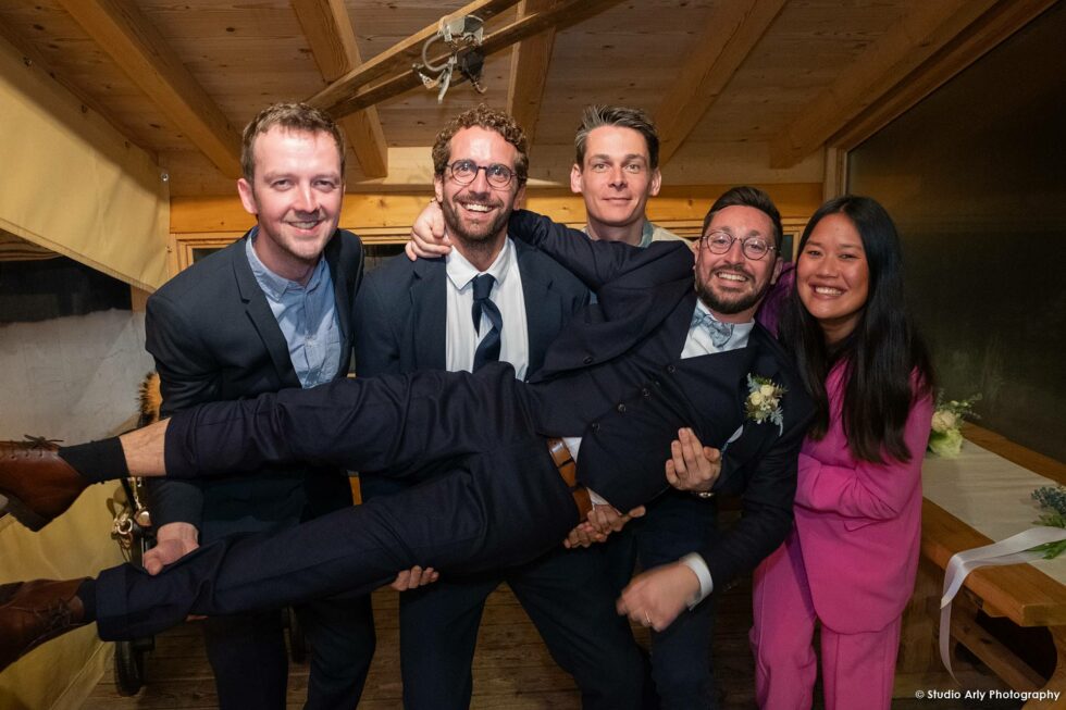 fête de mariage dans un chalet de montagne : le porté du marié à la Datcha