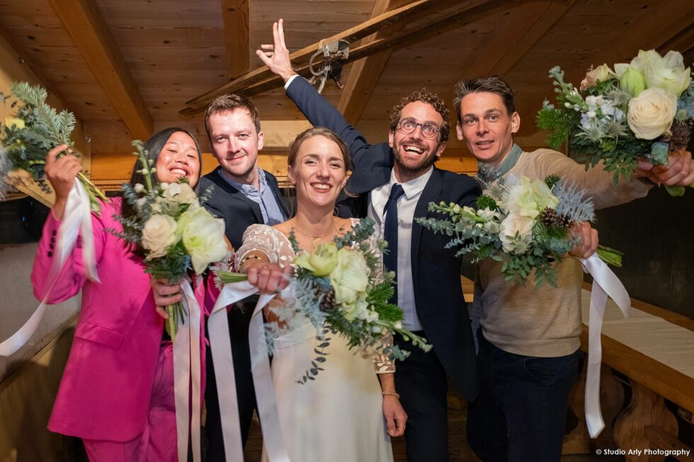 mariage à la montagne en hiver : photo des invités en mode fun dans un restaurant chalet