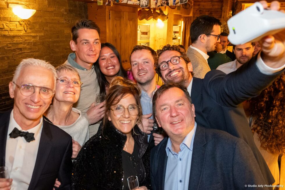fête de mariage dans un chalet de montagne : portrait des invités pendant le vin d'honneur à la Datcha