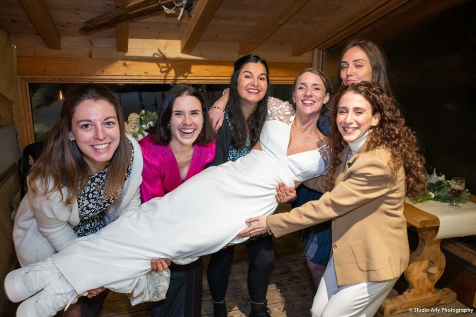 mariage à la montagne en hiver : le porté de la mariée dans un restaurant chalet