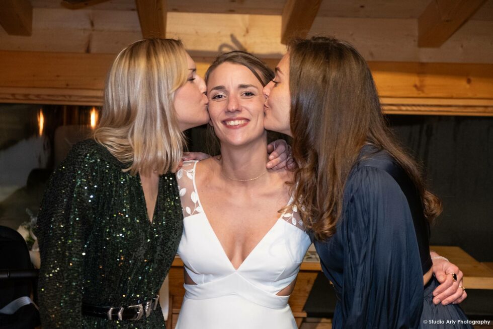 fête de mariage dans un chalet de montagne : la mariée et ses témoins à la Datcha