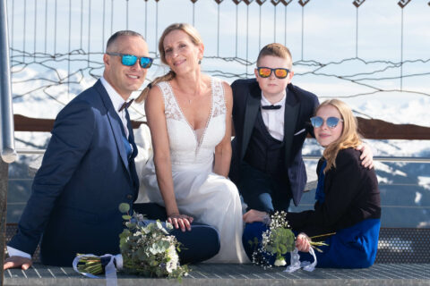Photographe de mariage à la Giettaz : pose en famille en haut des pistes