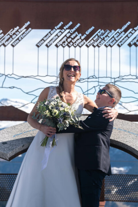 Photographe de mariage à la Giettaz : fou rire entre la mariée et son fils