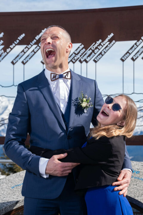 Photographe de mariage à la Giettaz : fou rire entre le marié et sa fille