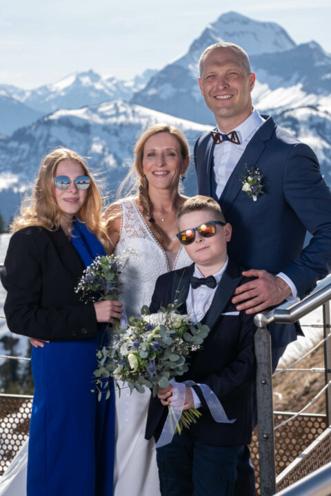 Photographe de mariage à la Giettaz : portrait de famille en haut des pistes