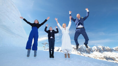 Photographe de mariage à la montagne : parents et enfants dans la neige