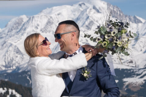 Photographe de mariage en Savoie (la Giettaz) : portrait des mariés devant le Mont Blanc