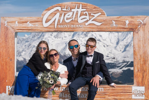 Photographe de mariage à la Giettaz : la famille pose devant le Mont Blanc
