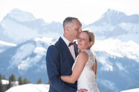 Photographe de mariage en Savoie (la Giettaz) : photo de couple devant la chaîne des Aravis