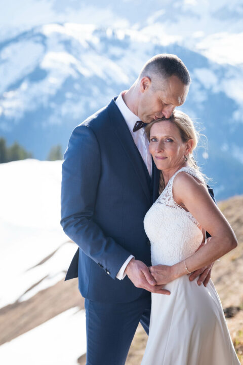 Photographe de mariage à la Giettaz : portrait des mariés en montagne dans la neige